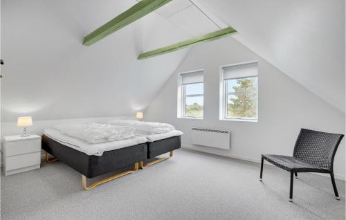 Toftumにある2 Bedroom Awesome Home In Rmの白いベッドルーム(ベッド1台、椅子付)