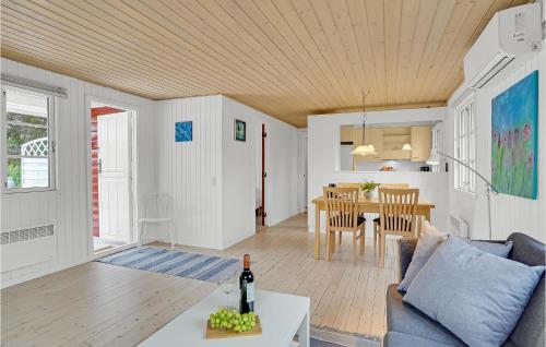 ein Wohnzimmer mit Couch und Tisch in der Unterkunft 2 Bedroom Amazing Home In Skibby in Skibby