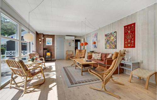 sala de estar con sofá y mesa en Awesome Home In Vggerlse With Kitchen, en Bøtø By