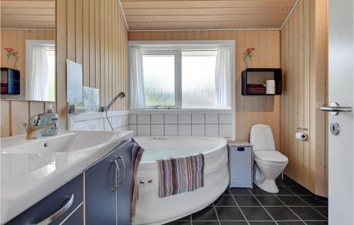 Skovby的住宿－Gorgeous Home In Sydals With Kitchen，带浴缸、盥洗盆和卫生间的浴室