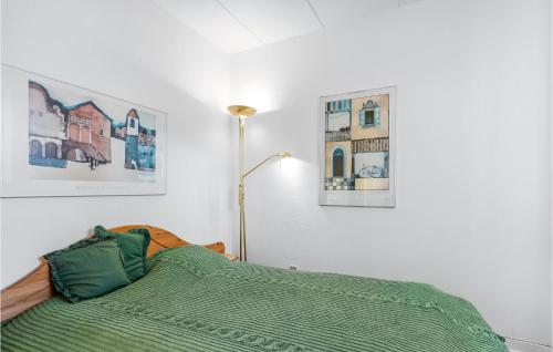 アリンエにあるStrandpromenadenのベッドルーム1室(ベッド1台、緑の掛け布団付)
