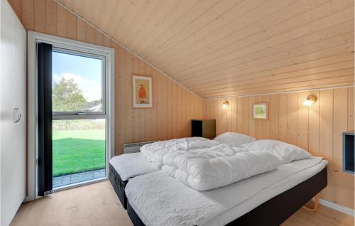 SkovbyにあるGorgeous Home In Sydals With Kitchenの大きな窓付きの客室の大型ベッド1台分です。