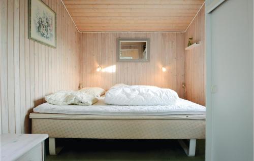 ハザスレウにあるLovely Home In Haderslev With Kitchenの白い枕2つが備わるベッド1台