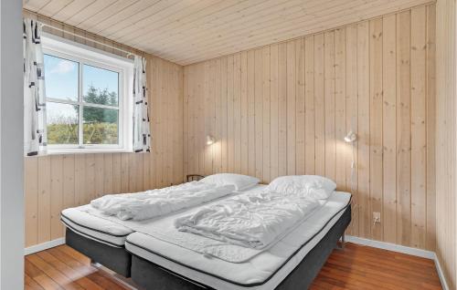 Bjerregårdにある3 Bedroom Awesome Home In Hvide Sandeの窓付きの部屋のベッド1台