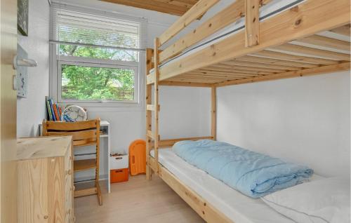 Bunk bed o mga bunk bed sa kuwarto sa Pet Friendly Home In Knebel With House Sea View