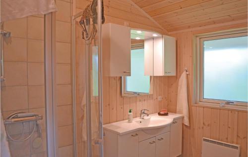 y baño con lavabo y ducha. en 2 Bedroom Lovely Home In Vggerlse, en Bøtø By