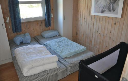 SkovbyにあるBeautiful Home In Sydals With 4 Bedrooms, Sauna And Wifiのツインベッド2台 窓付きの部屋