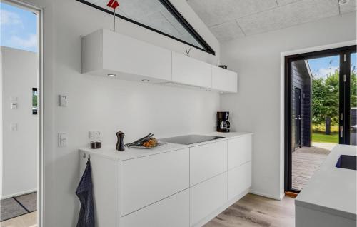 Kuchyň nebo kuchyňský kout v ubytování Gorgeous Home In Glesborg With Wifi