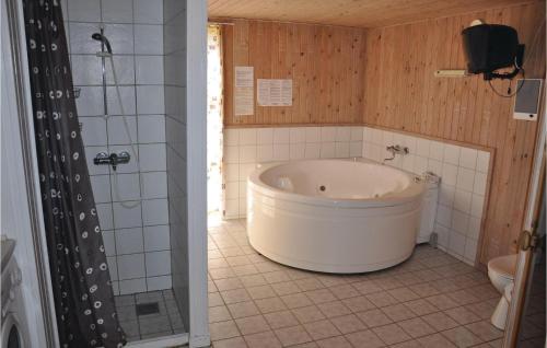 Skovbyにある4 Bedroom Cozy Home In Sydalsのバスルーム(大型バスタブ、シャワー付)