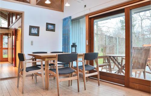 ジルレジェにあるAmazing Home In Gilleleje With 3 Bedrooms, Sauna And Wifiのダイニングルーム(木製テーブル、椅子付)