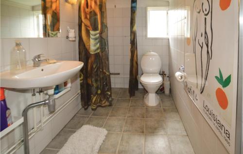 y baño con lavabo y aseo. en Awesome Home In Bog By With House Sea View, en Bogø By