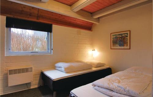 um pequeno quarto com 2 camas e uma janela em Pet Friendly Home In Haderslev With Wifi em Årø