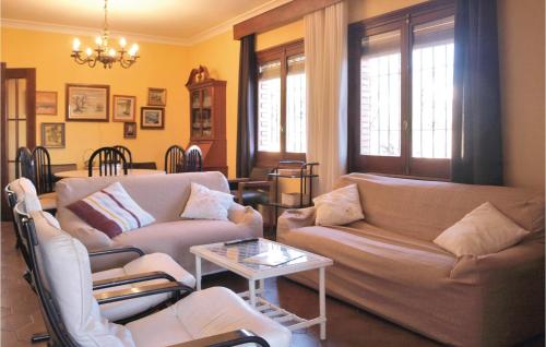 Χώρος καθιστικού στο 3 Bedroom Awesome Home In Hornachuelos