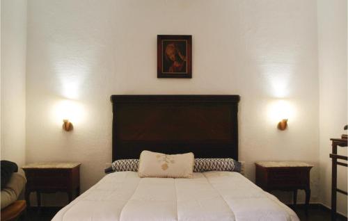 um quarto com uma grande cama branca e 2 candeeiros em Stunning Home In Hornachuelos With Kitchen em Hornachuelos