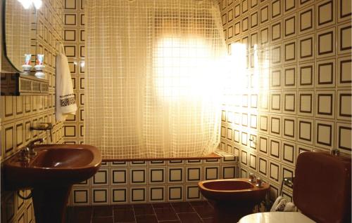 uma casa de banho com um lavatório, um WC e uma janela. em Stunning Home In Hornachuelos With Kitchen em Hornachuelos