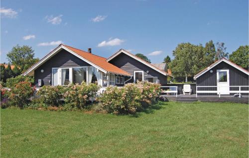 a house with a yard with a house at Holiday Home Humlevænget Hejls V in Hejls