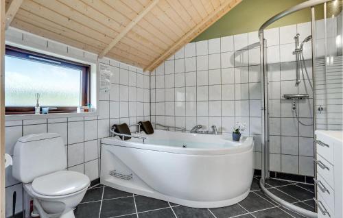 FjellerupにあるBeautiful Home In Glesborg With 3 Bedrooms, Sauna And Wifiの白いバスルーム(バスタブ、トイレ付)