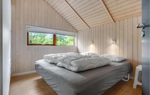 FjellerupにあるBeautiful Home In Glesborg With 3 Bedrooms, Sauna And Wifiの窓付きの客室の大型ベッド1台分です。