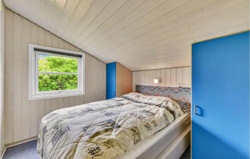 BjerregårdにあるBeautiful Home In Hvide Sande With Wifiの小さなベッドルーム(ベッド1台、窓付)