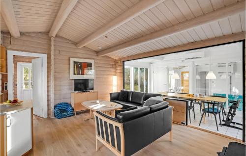 Μια τηλεόραση ή/και κέντρο ψυχαγωγίας στο Beautiful Home In Farsø With Kitchen