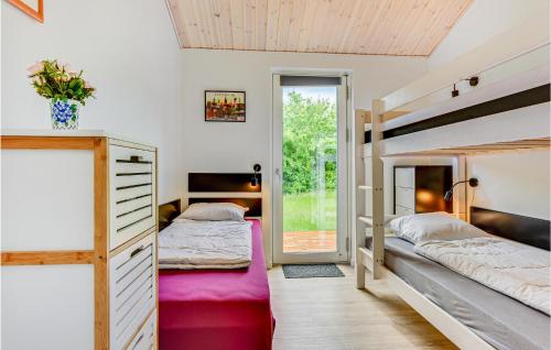 2 stapelbedden in een kamer met een raam bij Beautiful Home In Sydals With Kitchen in Neder Lysabild