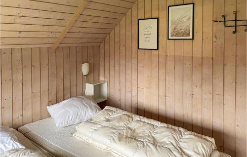 Humbleにある4 Bedroom Stunning Home In Humbleの木製の壁のベッドルーム1室(ベッド1台付)
