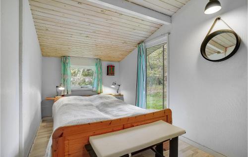ゲッサーにあるAwesome Home In Gedser With 3 Bedrooms, Sauna And Wifiのベッドルーム1室(ベッド1台、鏡、窓付)