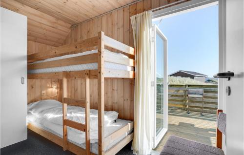 ヴィデ・サンデにあるAwesome Home In Hvide Sande With 3 Bedrooms, Sauna And Wifiのベッドルーム1室(二段ベッド2台、大きな窓付)