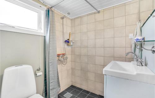 uma casa de banho com um WC e um lavatório em Stunning Home In Eskebjerg With Kitchen em Eskebjerg