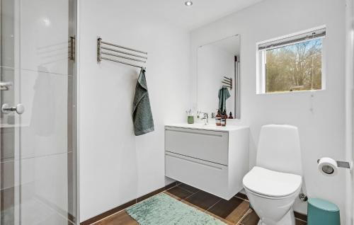 Koupelna v ubytování Gorgeous Home In Knebel With Kitchen