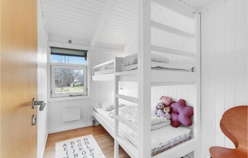 Litera blanca en habitación con ventana en Gorgeous Home In Strandby With Kitchen, en Strandby