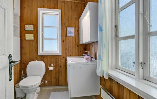 Kelstrup StrandにあるStrandlyのバスルーム(トイレ、洗面台付)、窓が備わります。