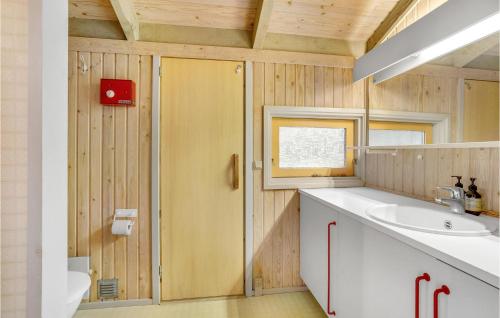 y baño con lavabo y espejo. en Gorgeous Home In Strandby With Kitchen, en Strandby