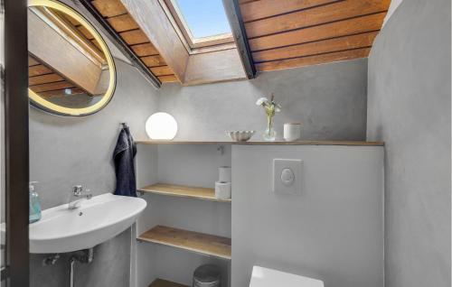 ein Bad mit einem Waschbecken und einem Spiegel in der Unterkunft Gorgeous Home In Faaborg With Wifi in Fåborg