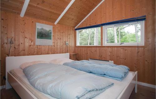 Yderbyにある3 Bedroom Amazing Home In Sjllands Oddeの木製の壁のドミトリールームのベッド1台分です。