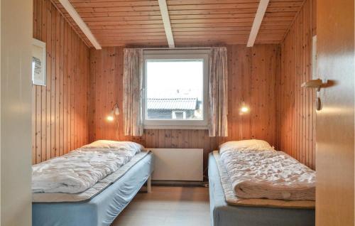 BjerregårdにあるNice Home In Hvide Sande With Saunaの窓付きの部屋(ベッド2台付)