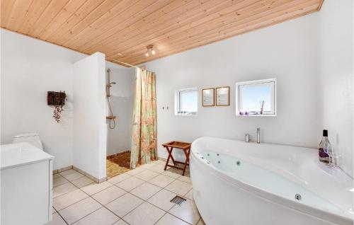 een witte badkamer met een bad en een wastafel bij Nice Home In Hemmet With Wifi in Falen