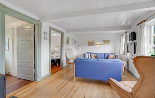 ロモ・キルケビーにあるAmazing Home In Rm With 3 Bedrooms And Wifiのリビングルーム(青いソファ付)、ベッドルーム1室
