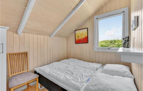 Ένα ή περισσότερα κρεβάτια σε δωμάτιο στο Cozy Home In Hvide Sande With Kitchen
