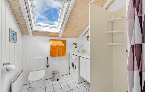 Bilik mandi di Cozy Home In Hvide Sande With Kitchen