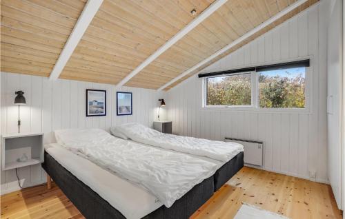 Postel nebo postele na pokoji v ubytování Beautiful Home In Ebeltoft With House Sea View
