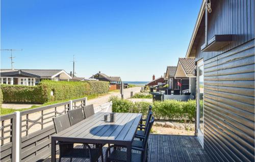 una terraza de madera con mesa y sillas en una casa en Beautiful Home In Bjert With Wifi, en Sønder Bjert