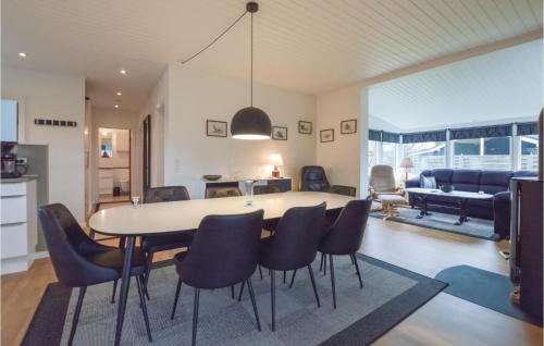 Η κουζίνα ή μικρή κουζίνα στο Three-Bedroom Holiday Home In Slagelse