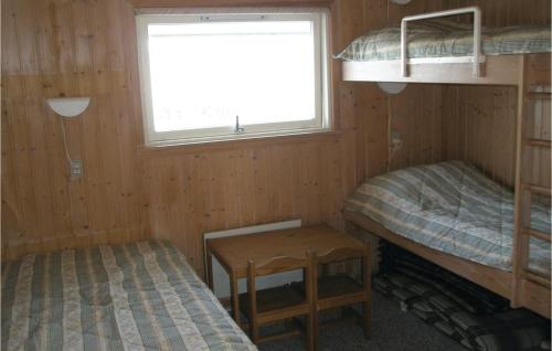 Cette chambre comprend 2 lits superposés et une fenêtre. dans l'établissement Stunning Home In Humble With Sauna, à Humble