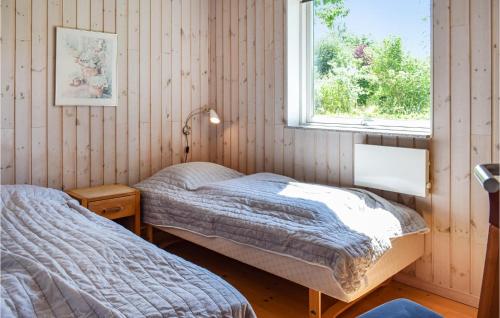 two twin beds in a room with a window at Awesome Home In Skibby With Kitchen in Brønde