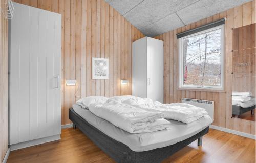 Fjellerup StrandにあるAmazing Home In Glesborg With 4 Bedrooms, Sauna And Wifiのベッドルーム(ベッド1台、窓付)