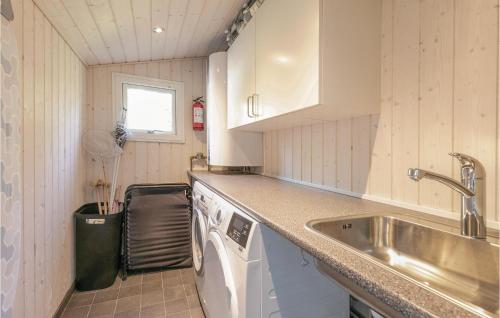 Vester SømarkenにあるBeautiful Home In Aakirkeby With 3 Bedrooms And Wifiの小さなキッチン(シンク、食器洗い機付)