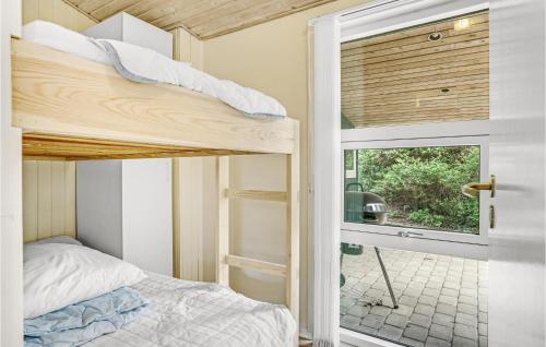 Brydegård的住宿－Stunning Home In Haarby With 5 Bedrooms, Sauna And Wifi，一间卧室配有双层床和窗户。