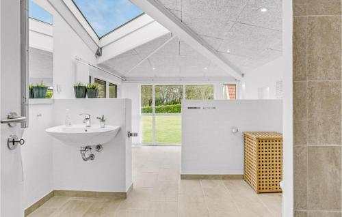 baño blanco con lavabo y ventana en Cozy Home In Haarby With House Sea View en Brydegård