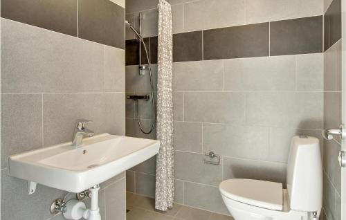 bagno con lavandino e servizi igienici di Amazing Home In Frederiksvrk With Wifi a Frederiksværk